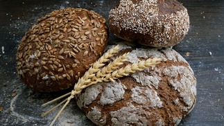 Drei Brotlaibe mit Getraideähre
