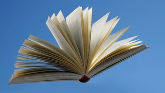 durch die Luft fliegendes Buch