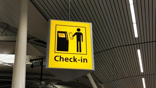 Check-in Anzeige am Flughafen