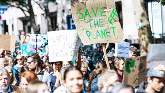 Demonstrierende Menge für einen grünen Planeten