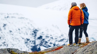 zwei Frauen stehen auf schneebedecktem Berg