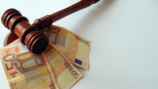 Gerichtshammer und Euroscheine