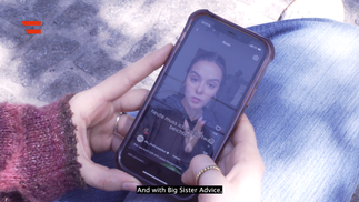 Still aus einem Video, auf dem ein Mobiltelefon zu sehen ist, das eine junge Frau zeigt