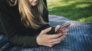 Junge Frau mit Smartphone in der Hand