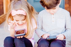 Kinder spielen mit Smartphones