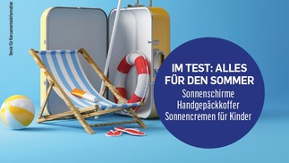 Cover der Juli-Ausgabe der Zeitschrift KONSUMENT (diverse Strandutensilien)