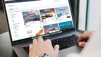 Mann schreibt am Laptop