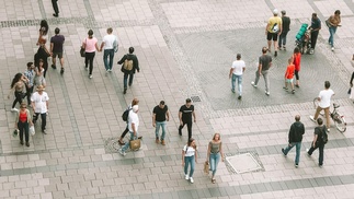 Menschen gehen in Fußgängerzone