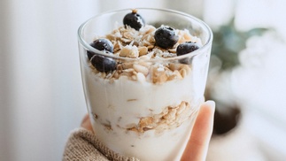 Müsli mit Joghurt und Heidelbeeren