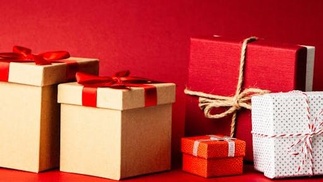 aufgestellte Geschenkboxen verschiedener Größen
