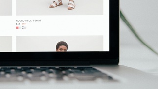 Notebook zeigt Webseite mit Damenmode 