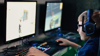 Junge spielt am Computer