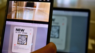 CQ Code wird mit Smartphone gescannt