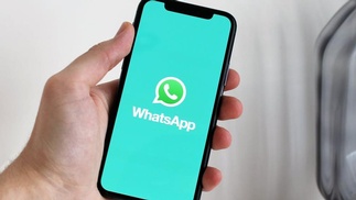 WhatsApp-Symbol auf dem Handybildschirm