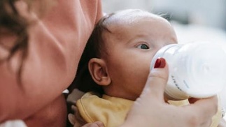 Baby wird mit Fläschchen gefüttert