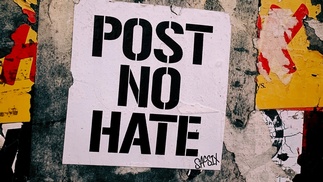 Schriftzug: post no hate