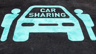 Parkplatz, markiert mit Symbol für Carsharing 