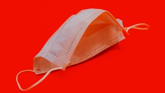 Mundschutz auf rotem Hintergrund 
