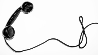 altmodischer Telefonhörer mit Kabel