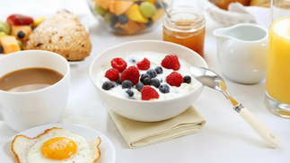 Abbildung eines Frühstücks, mit Kaffee, Müsli, Spiegelei, Marmelade