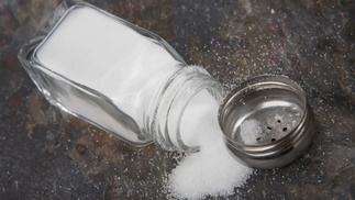 Salzstreuer, umgefallen ausrinnendes Salz