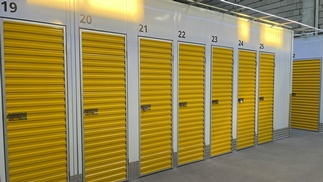 Self storage mit Abteilen mit gelben Rollläden