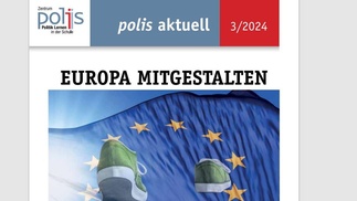 Cover polis aktuell 3/24: Die Europafahne weht im Wind. Es ist blauer Himmel sichtbar. Zwei Sportschuhe in grüner Farbe gehen auf die Europafahne zu.