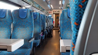 Zugabteil railjet mit blauen Sitzen 