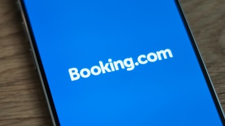 Schriftzug Booking auf Handy-App