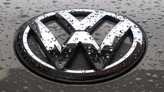 Regen auf dem VW-Emblem