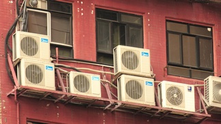 Klimageräte an einer Fassade