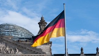 deutsche Flagge, im Hintergrund Reichstagsgebäude