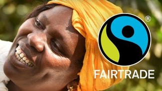 Farbige Frau mit Fairtrade Siegel 