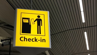 Check-in Anzeige am Flughafen