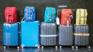 bunte Koffer und Reisetaschen
