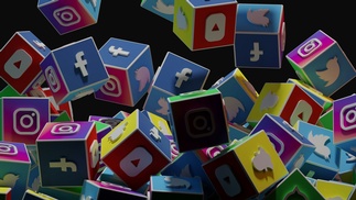Ansammlung von Würfeln, die jeweils das Logo von bekannten Social Media Plattformen aufweisen