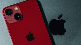 rotes iPhone neben Apple-Logo