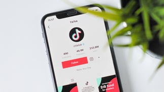 Ausschnitt Handybildschirm mit offenen TikTok-App
