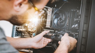 Mann beim Reparieren eines Computers
