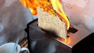 Brennender Toaster mit Knäckebrot